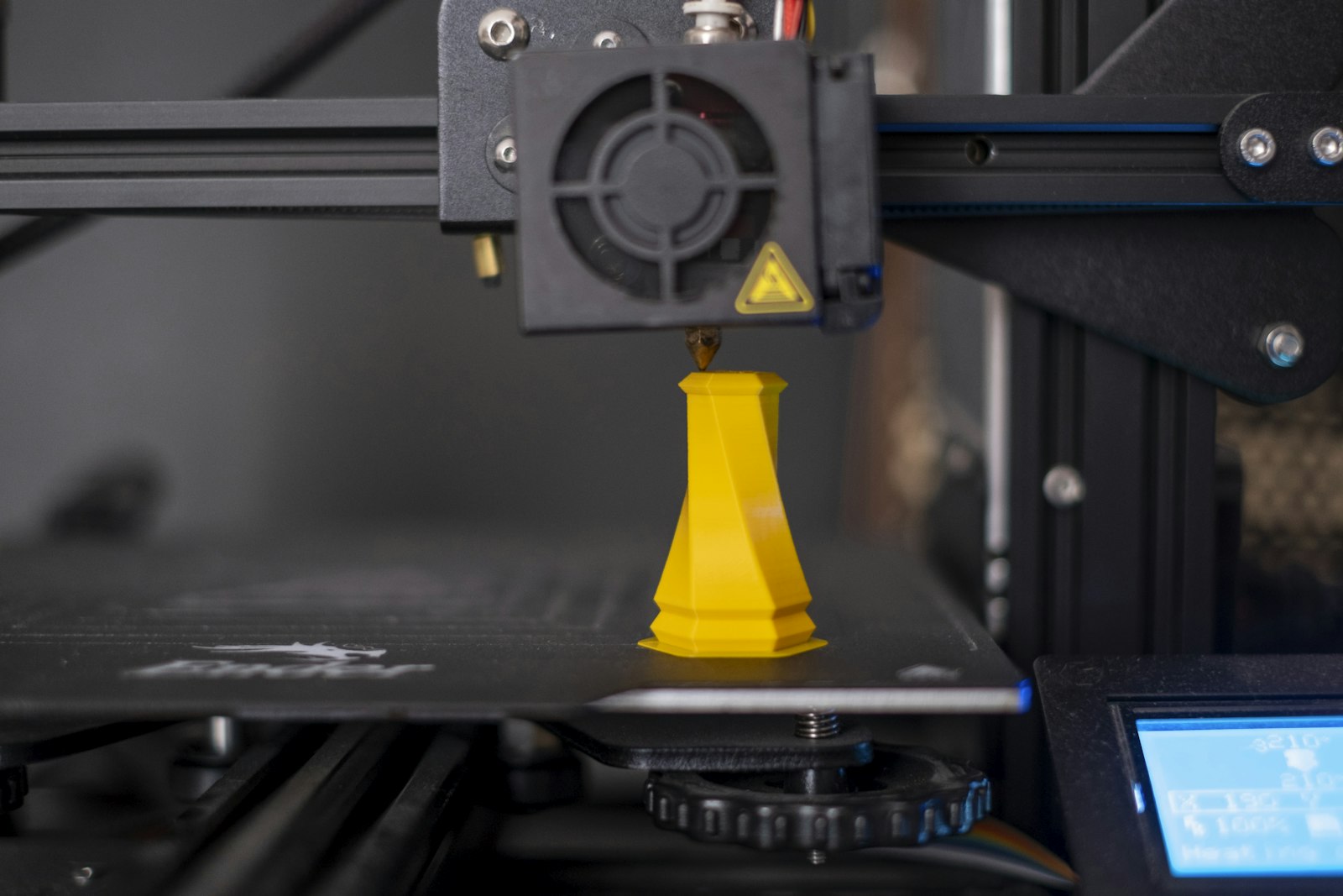 Stampante 3D professionale in funzione durante la stampa di un pezzo