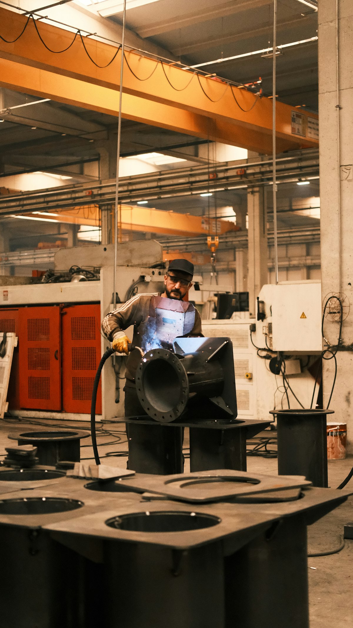 Operatore al lavoro in un reparto di produzione industriale
