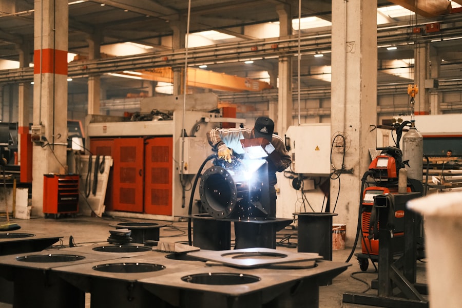 Reparto produttivo con operatore al lavoro su attrezzature industriali
