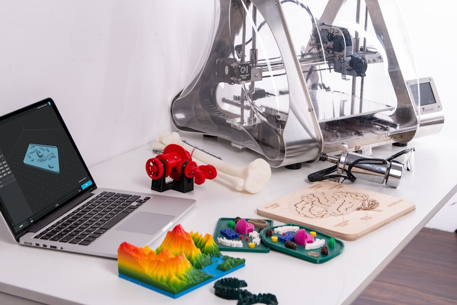 Modellazione CAD e prototipi stampati in 3D su un tavolo da lavoro