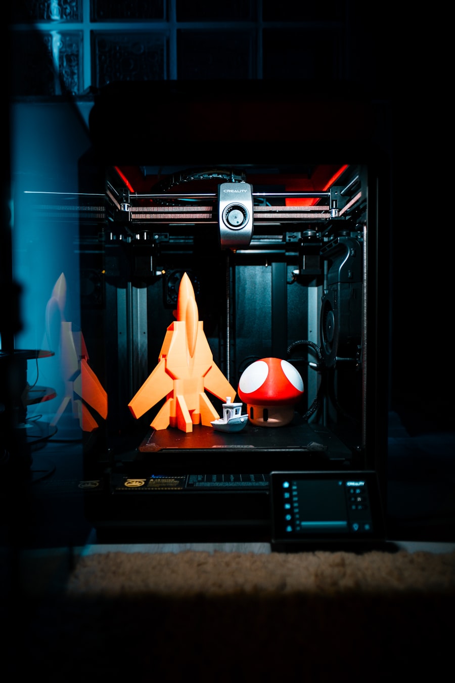 Stampante 3D con oggetti stampati in vari colori