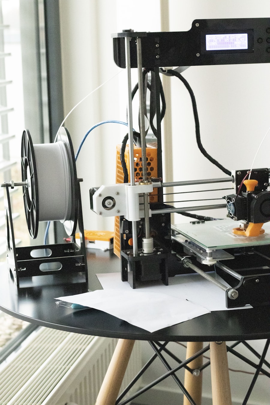 Bobina di filamento per stampa 3D montata su una stampante
